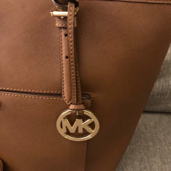 👜Michael Kors  NS Jet Set, with matching Fulton Wallet
👜Color: Brown - Picture 2 of 8